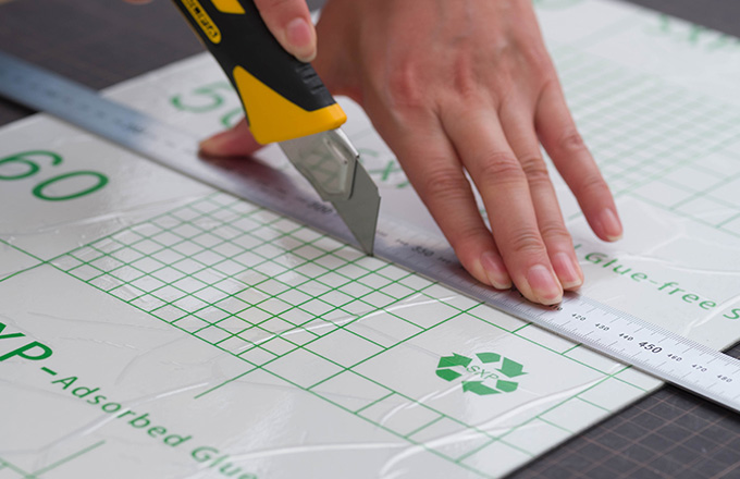 賃貸OK 置くだけ簡単 吸着フロアタイル FIOLIO・フィオリオ カッター・ハサミでカットできる