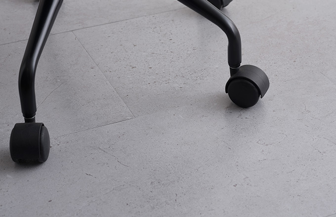 賃貸OK 置くだけ簡単 吸着フロアタイル FIOLIO・フィオリオ キッチンやデスク周りの床の保護に