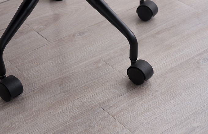 賃貸OK 置くだけ簡単 吸着フロアタイル FIOLIO・フィオリオ キッチンやデスク周りの床の保護に